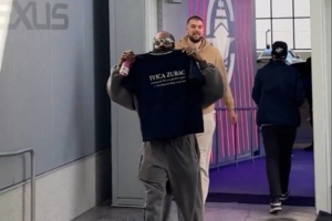 kaiyun 官网-力挺祖尼尔！快船球员都穿着印着“祖巴茨DPOY”的T恤现身球馆