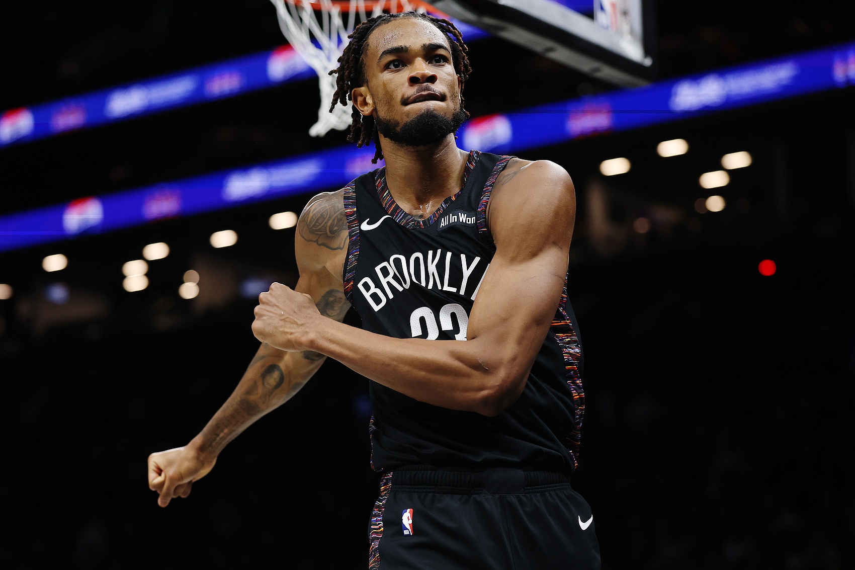 开云体育-克拉克斯顿场均13.1分7.5板4.0助1.4帽 篮板&amp;助攻在全队领跑