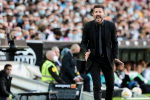 西蒙尼怒斥欧足联：小蜘蛛摔倒了两次触球，规则就变了这让我羞愧