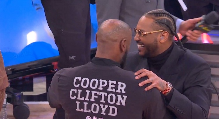 开云体育-又是谁的青春呢？詹姆斯赛前和安东尼、麦迪拥抱寒暄