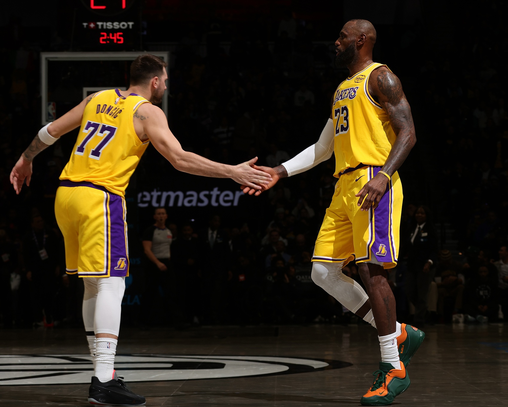 app下载-这都能赢？湖人全队22失误&amp;詹姆斯8次东契奇5次 76人全队14次